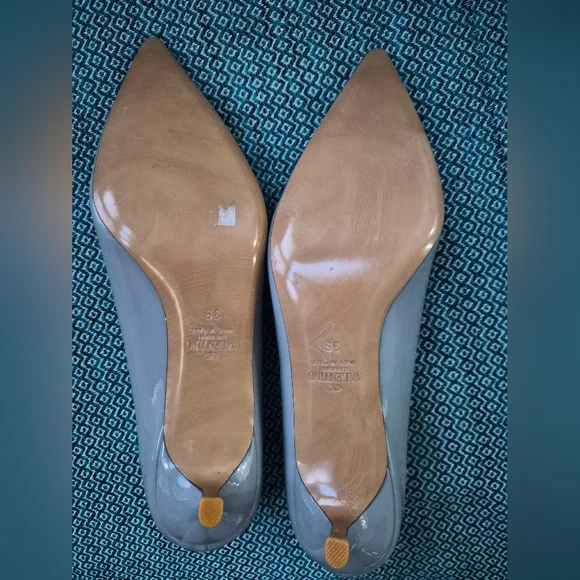 Gray V Logo Patent Leather Kitten Heels